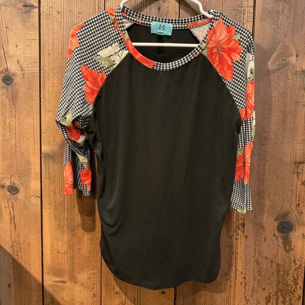 South main Women's Black and Red Floral Raglan Top LARGE